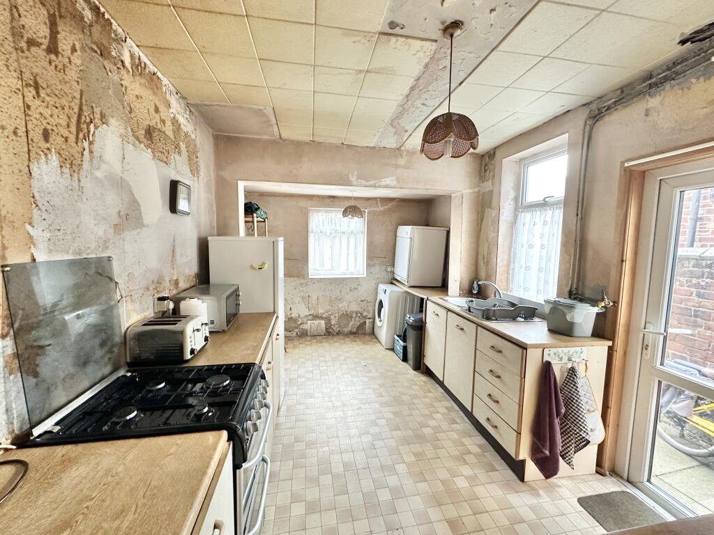 Meadows Road, Sale, Trafford photo 4