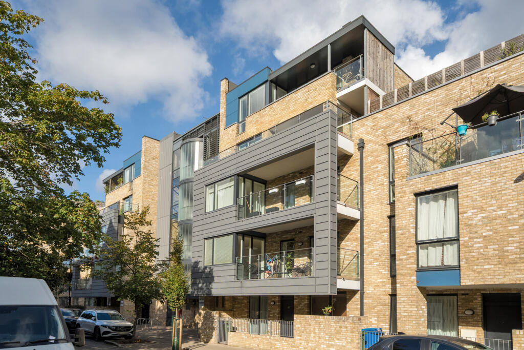 2-bed flat on Boundary Lane, London, £400,000