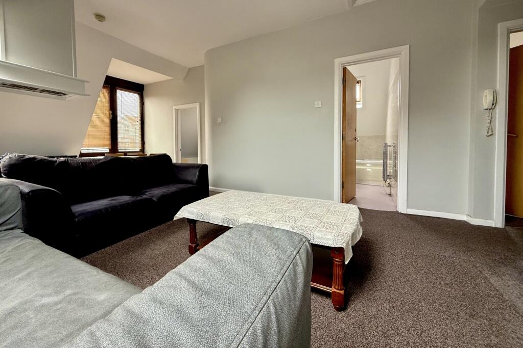 Apartment in Cardiff, Cyncoed - View 4