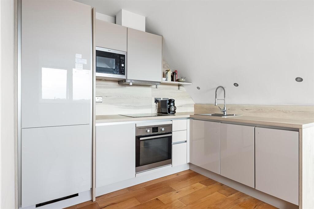 Apartment in Croydon - View 5