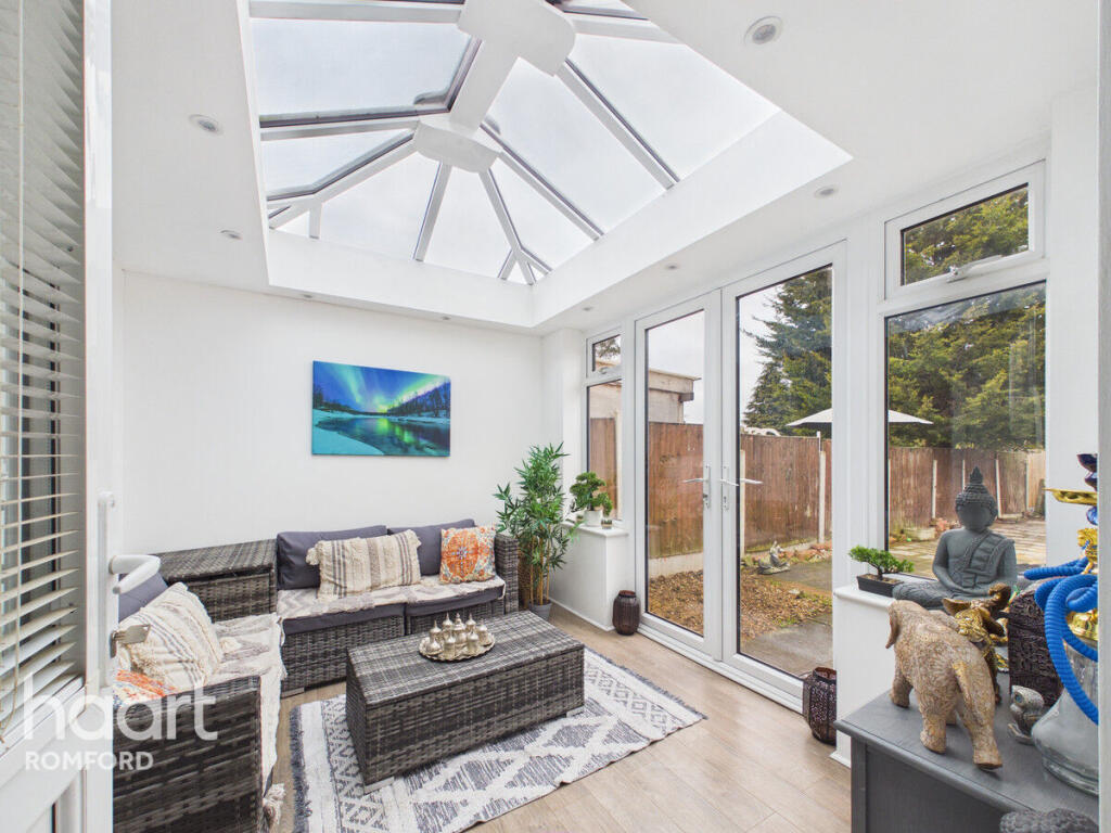 House in London, Collier Row - View 4