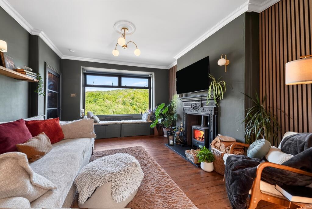 House in Glasgow, North Overlee, Stamperland - View 4