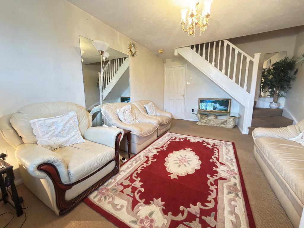 House in Luton, Round Green - View 4