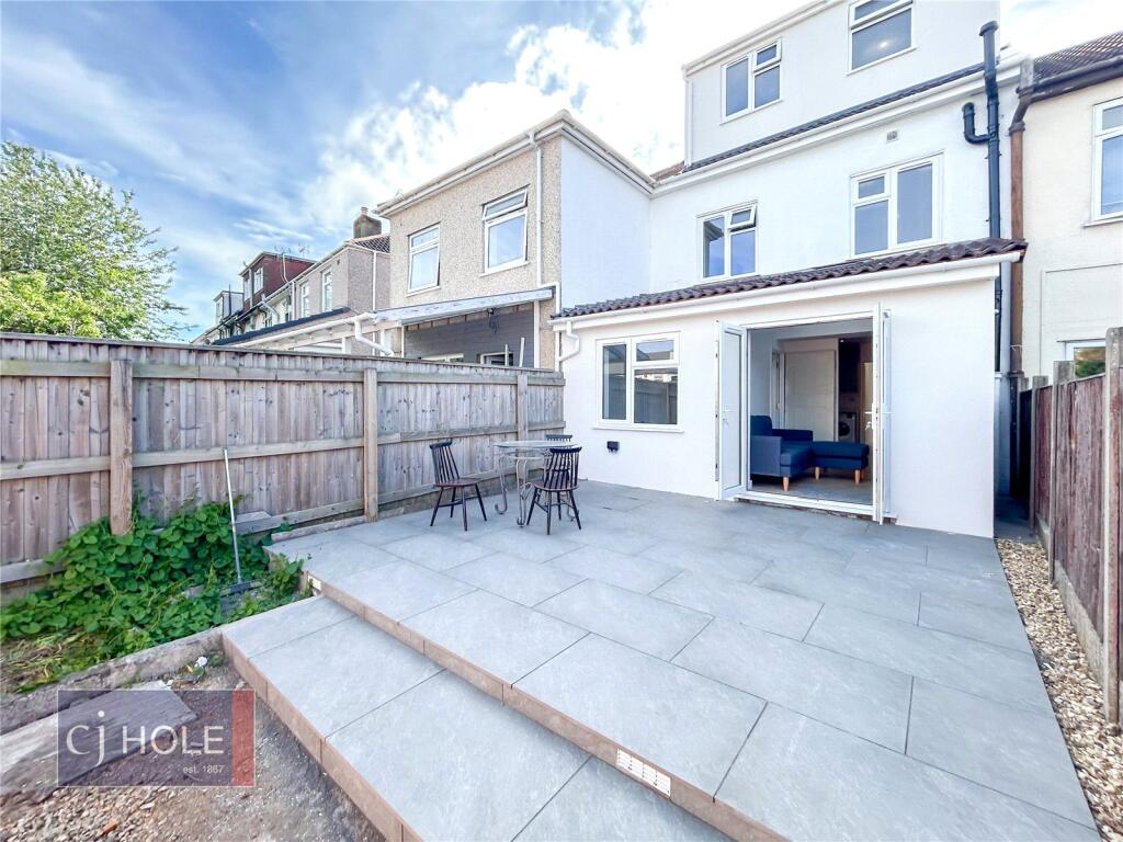 5 bedroom terraced house for rent