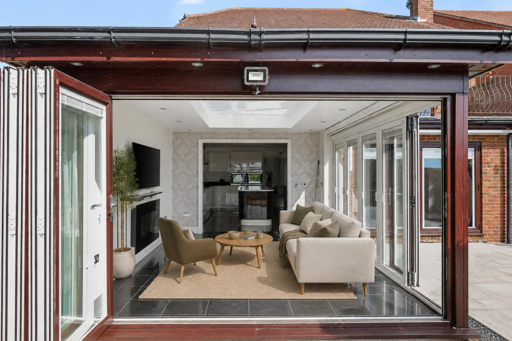 House in Rochford, Hullbridge - More