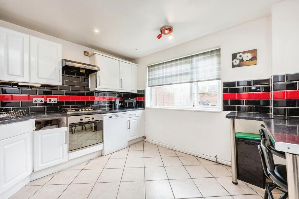 Clovelly Way, Bedford, Bedfordshire, MK40 photo 4