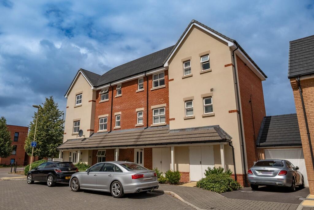 2-bed flat on Draper Close, Andover, SP11, £200,000