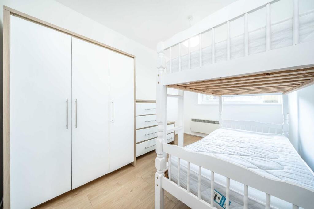 Apartment in Isleworth, Spring Grove - View 5