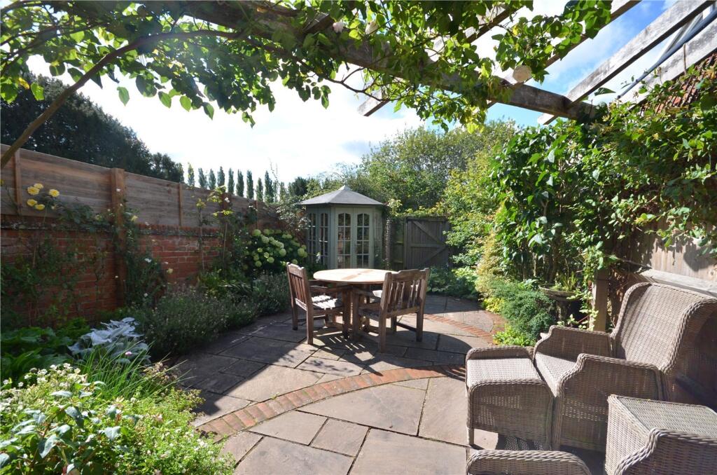 Kingham Place, Farnham, GU9 photo 4