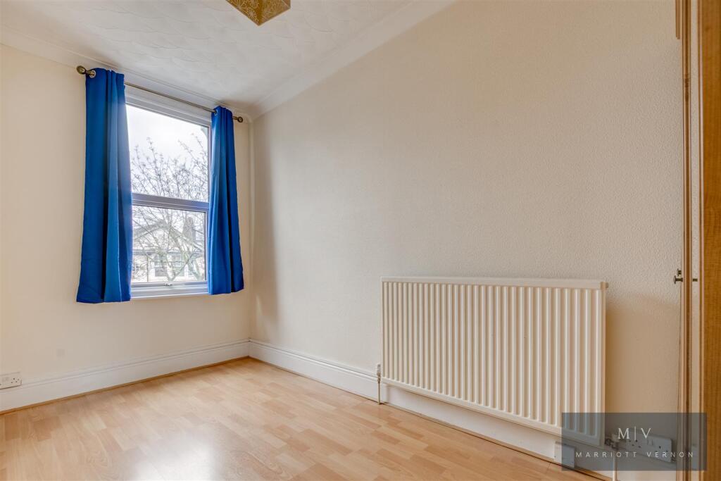 Apartment in Croydon - More