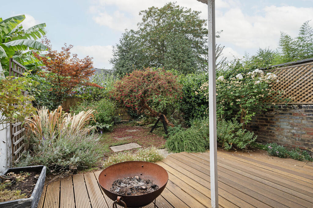 Main image of property: Colvestone Crescent, Dalston, London, E8