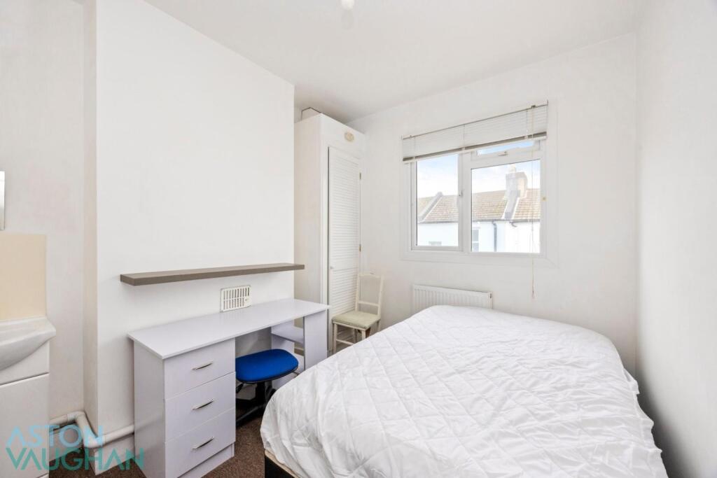 5 bedroom terraced house for rent