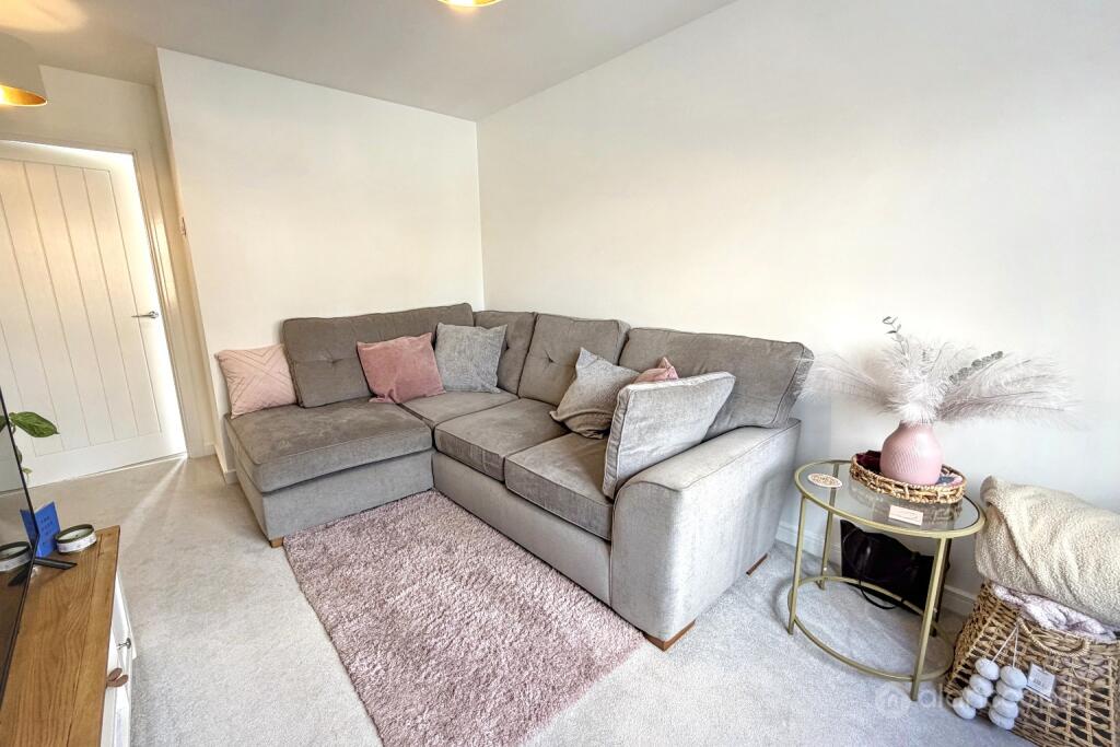 House in Nuneaton and Bedworth, Warwickshire - View 4