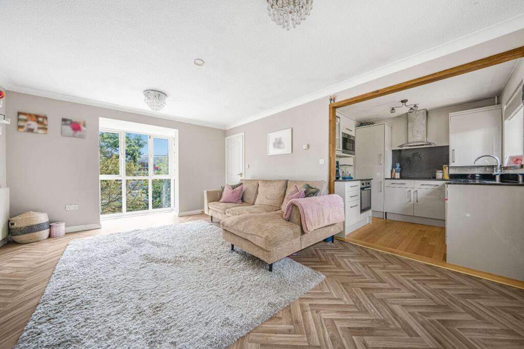 Apartment in Kingston upon Thames - View 2