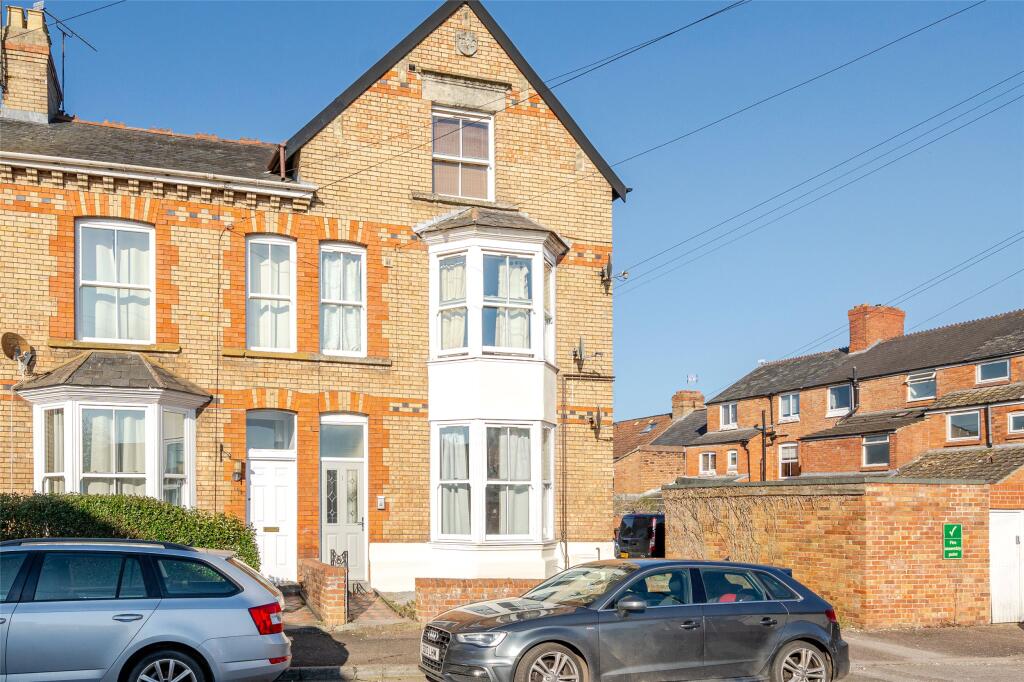 5-bed flat on Peter Street, Taunton, Somerset, TA2, £460,000