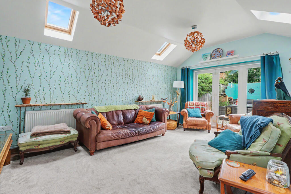 House in Newport Pagnell, Tickford End - View 3
