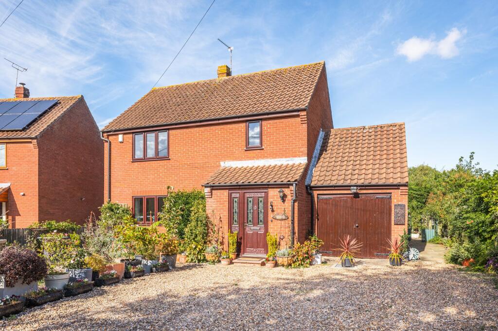 3-bed detached on Detached Family Home in Erpingham with Spacious Living and a Large Private Garden, £425,000