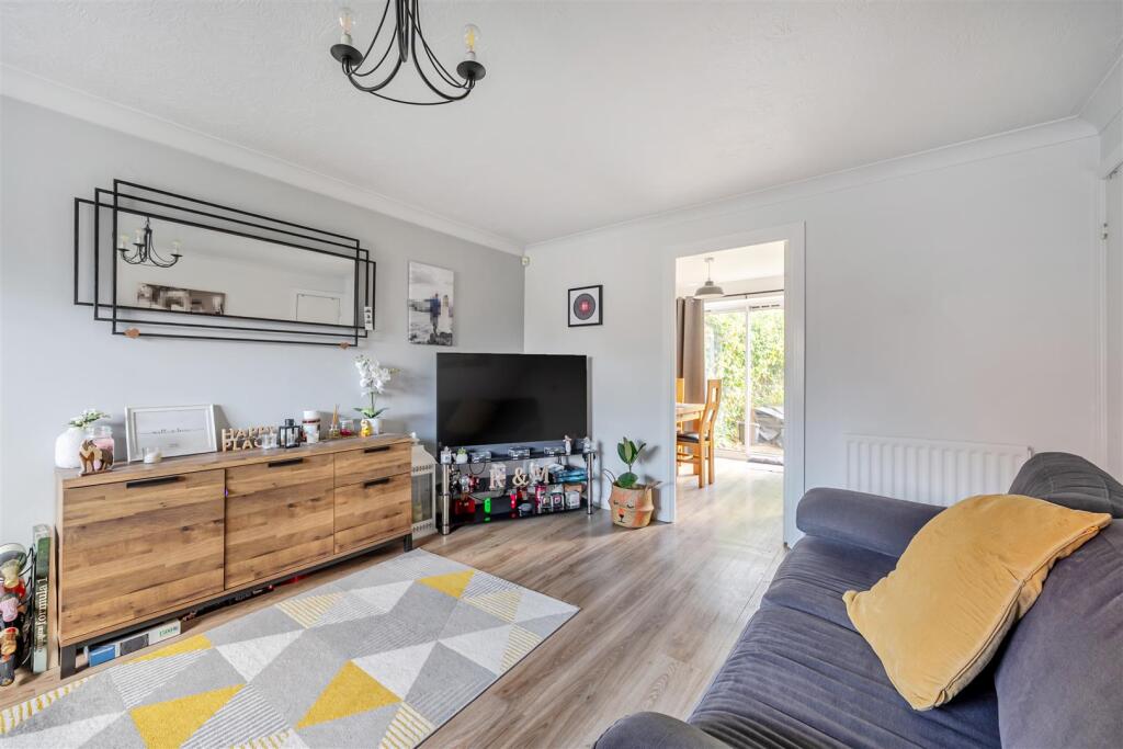 Montague Close, Wokingham, Berkshire, RG40 5PF photo 3