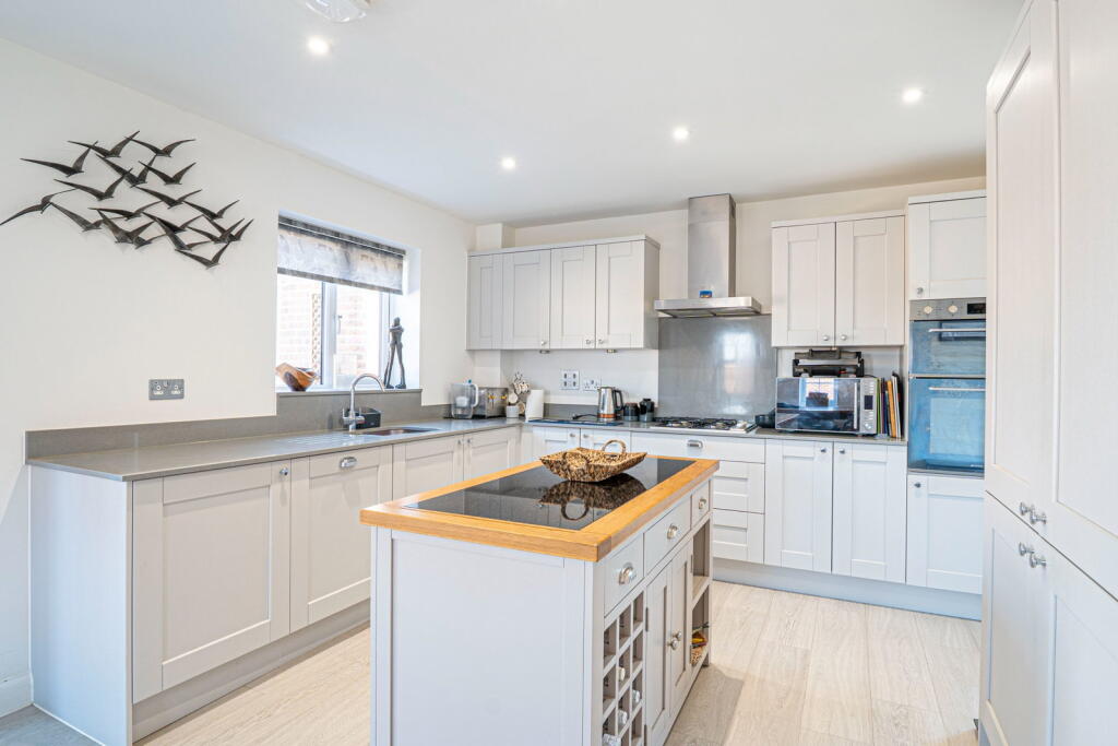 House in Basingstoke and Deane, Overton - View 2