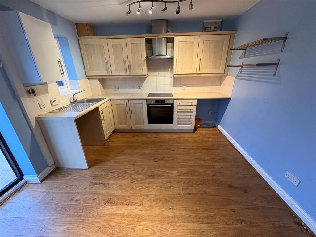 Lewis Close, Queensbury, Bradford - View 3