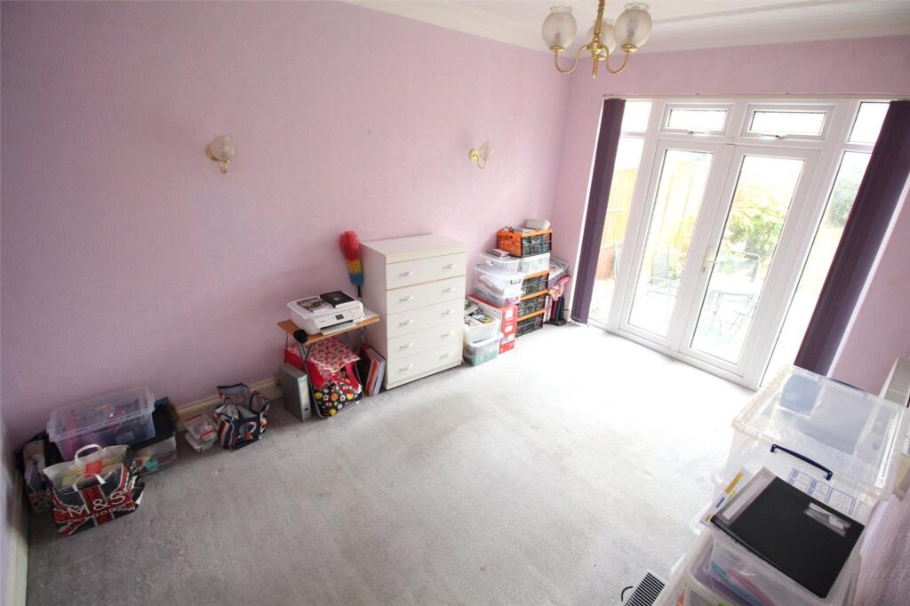 Holdenhurst Avenue, London, N12 photo 3