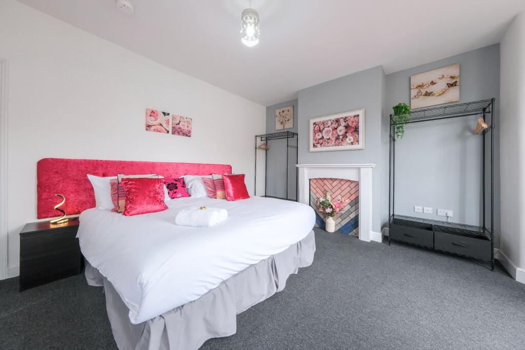 5 bedroom semi-detached house for rent