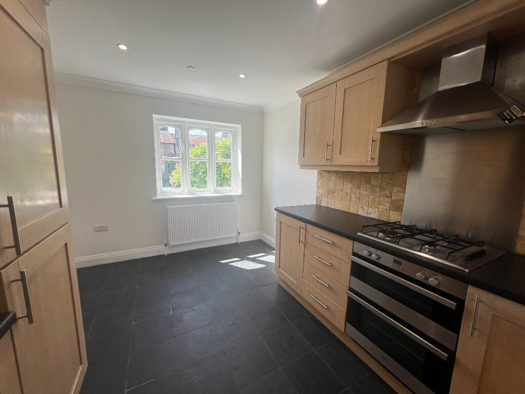 Canal Side, High Street, Hungerford, Berkshire, RG17 0DW - View 5