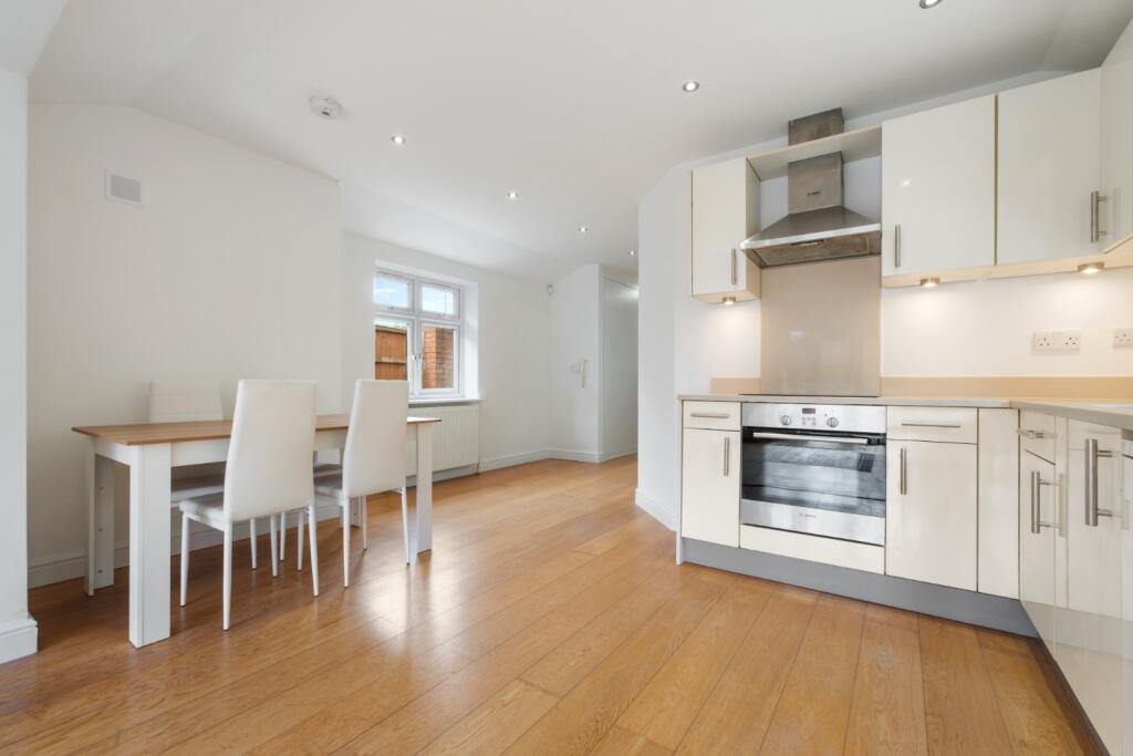 Wayside, Golders Green, London NW11 photo 4