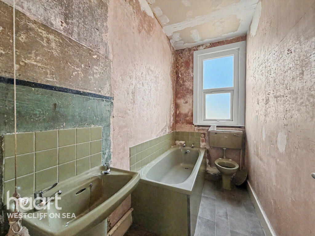 Brightwell Avenue, WESTCLIFF-ON-SEA photo 4
