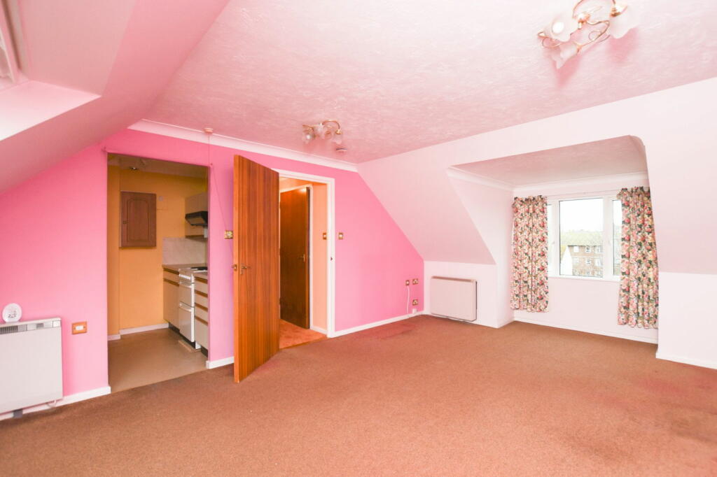 1-bed other on Kings Road, Herne Bay, Kent, CT6 5RL, £105,000