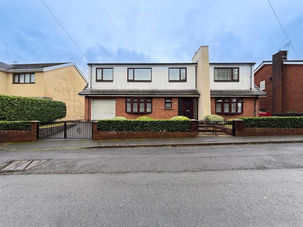 3-bed detached on Tramway, Hirwaun, Aberdare, £330,000