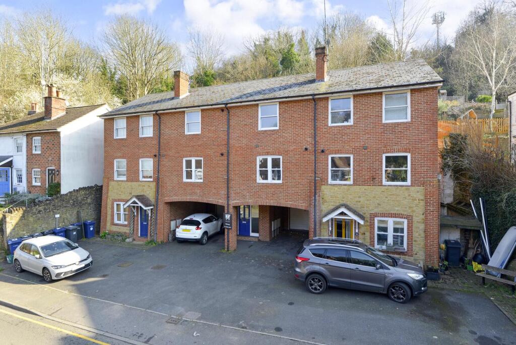 1-bed flat on Brighton Road, Godalming, £175,000