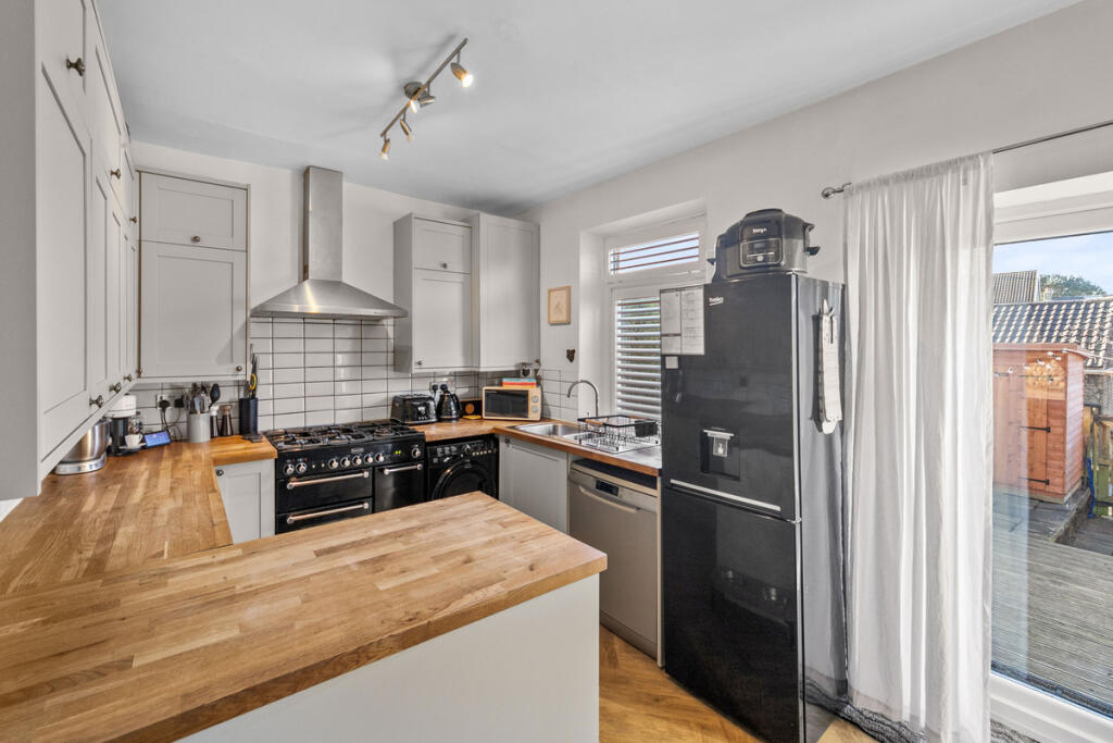 House in Leeds, Larkfield, Rawdon - More