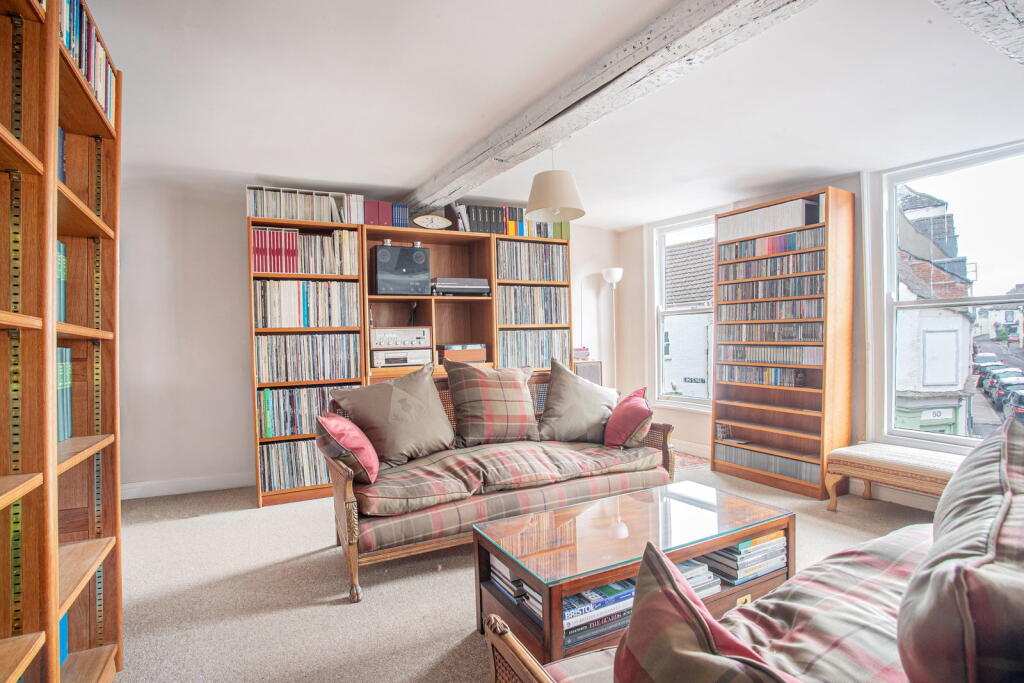 Apartment in Gloucester - View 3