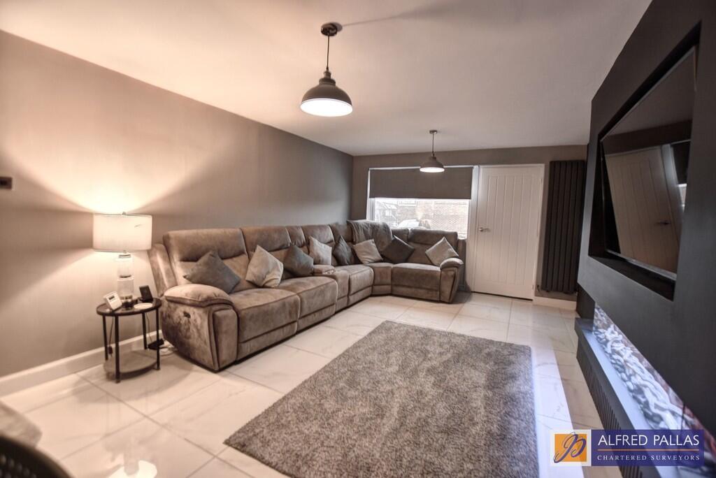 Edgeworth Crescent, Fulwell photo 4