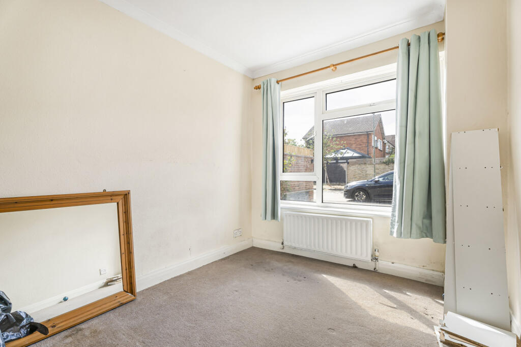 Apartment in Sunbury-on-Thames, Surrey - More