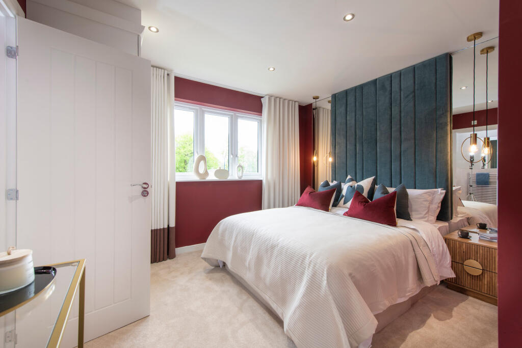 House in Stroud, Hunts Grove - More
