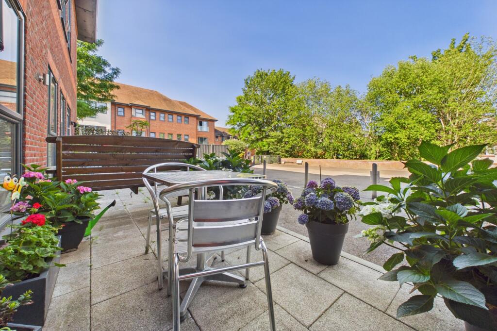 Apartment in Wokingham, Emmbrook - View 2