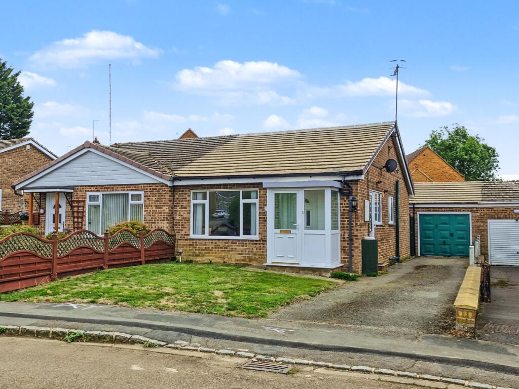 Main image of property: 31 Central Avenue, Woodford Halse, NN11 3QQ