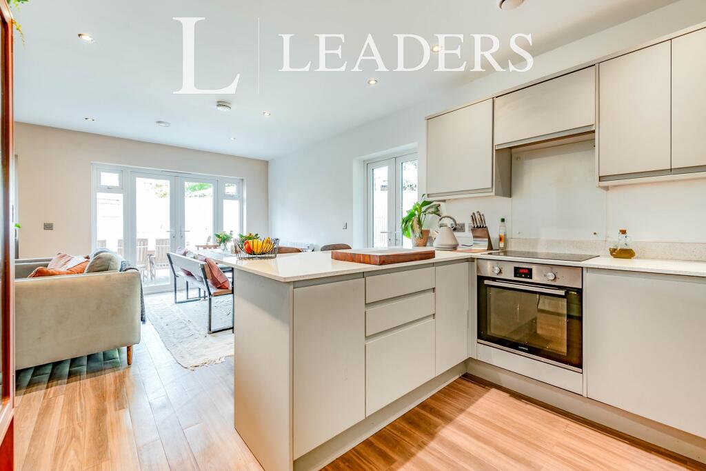 House in Horsham, Broadbridge Heath - More