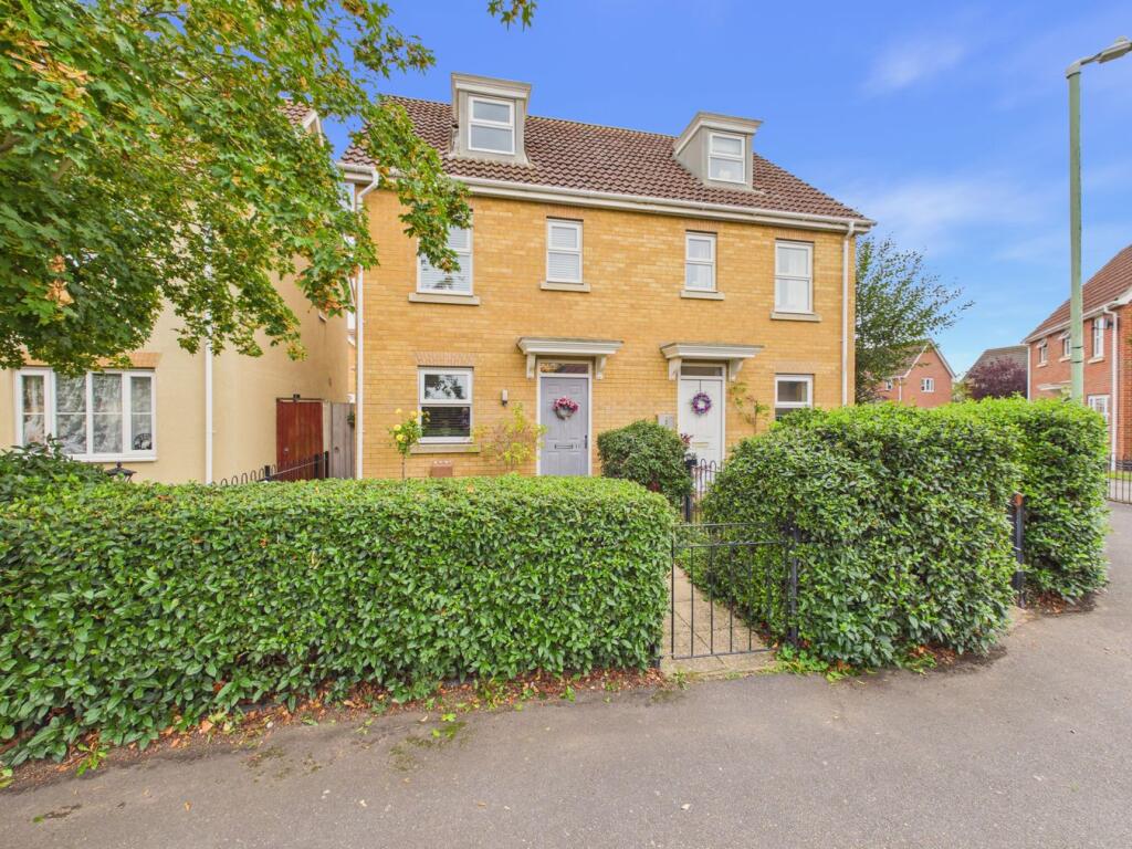 3-bed semi-detached on Topsfield, Great Cornard, Sudbury, CO10, £325,000
