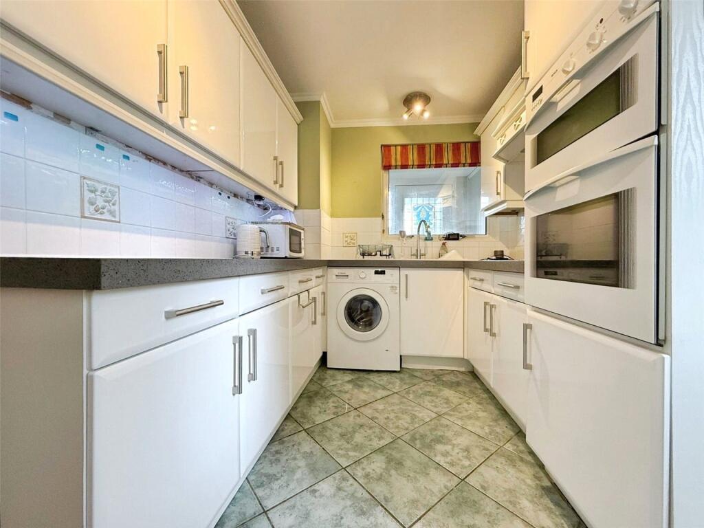 Knightswood, Bracknell, Berkshire photo 2