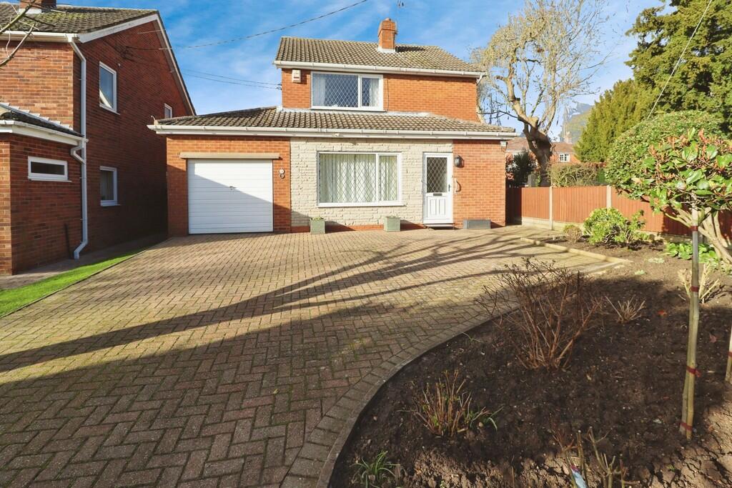 3-bed detached on Church Road, Saxilby, £300,000