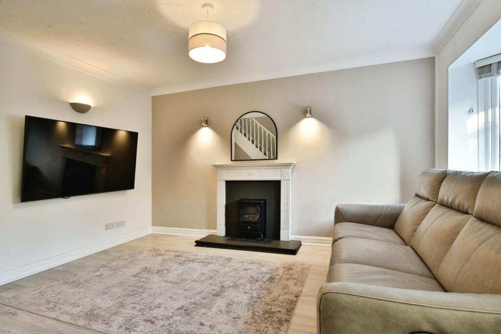 Sutton Close, Macclesfield, SK11 photo 3