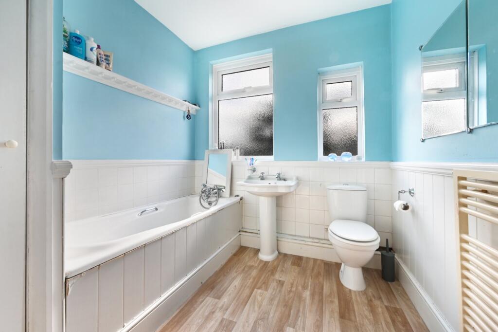 House in Beckenham, Elmers End - More