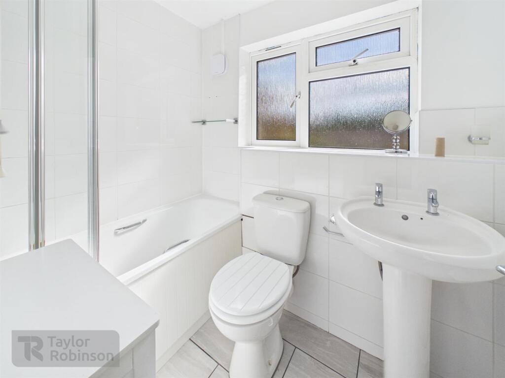 Apartment in Redhill - More