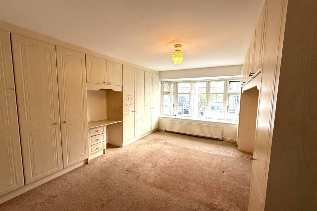 House in Ilford, Clayhall - More