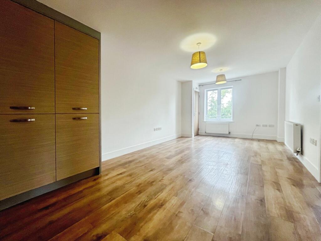 Apartment in Slough, Windsor and Maidenhead - View 5