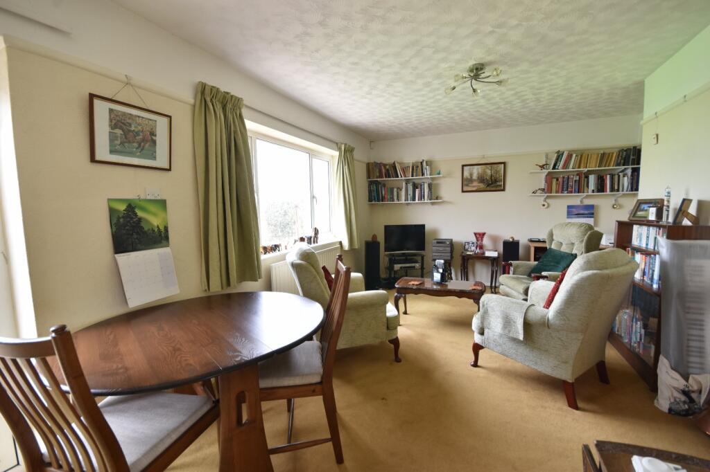 Cheyne Walk, Horley, Surrey, RH6 photo 2