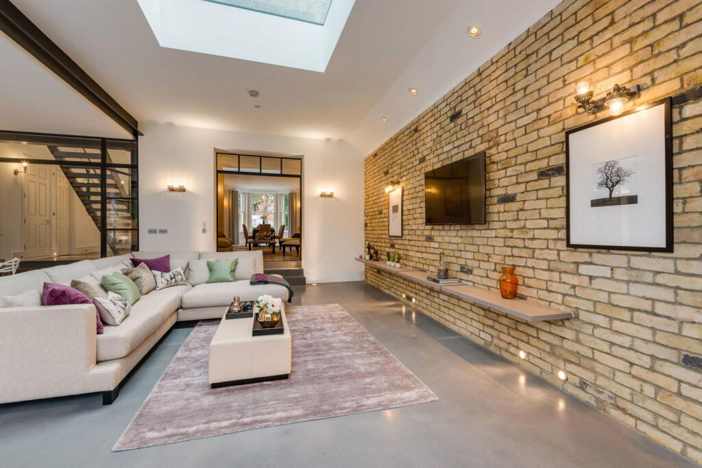 Main image of property: Willesden Lane, Mapesbury, NW2 5RE